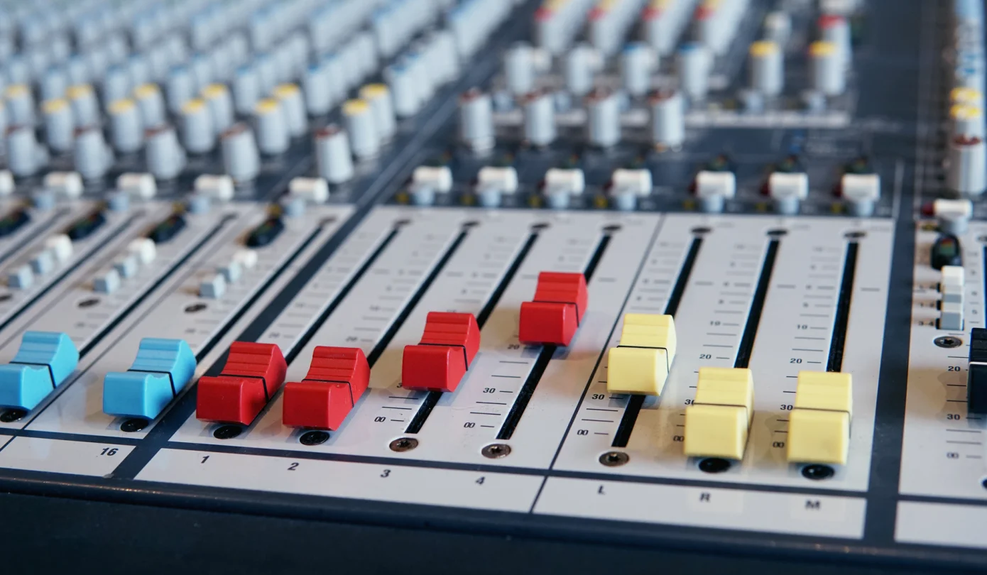 Mikrofoner, placering och mixerbord: så bygger vi ljudet i studion